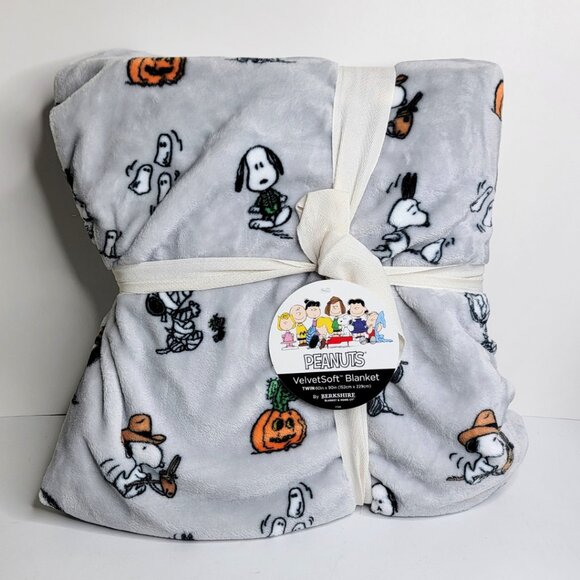 Berkshire Other - Peanuts Snoopy Halloween 60" x 90" - Twin VelvetSoft Mummy Berkshire Blanket NEW